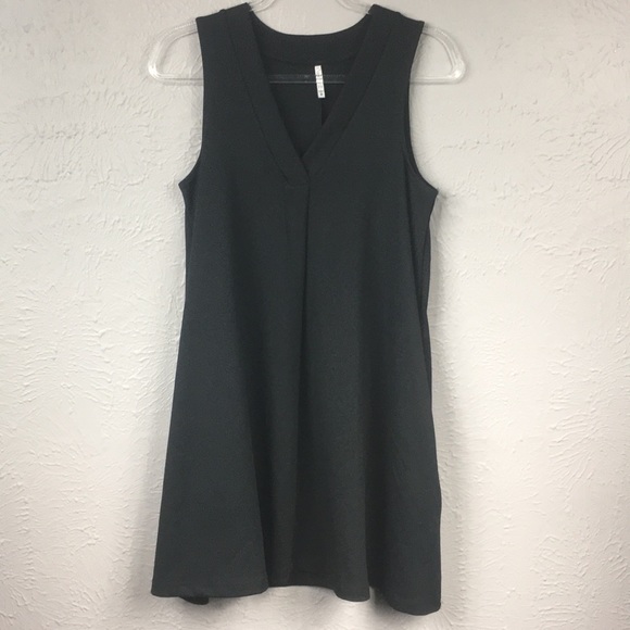 Z Supply Dresses & Skirts - Z Supply Black Sleeveless Tent Dress w/Pockets M